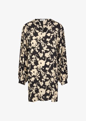 Robe florale en tissu noir avec un motif floral abstrait beige ; elle se caractérise par un décolleté en V et des manches longues froncées.