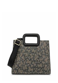 Bolso rectangular con patrón abstracto negro sobre fondo beige, asa cuadrada acolchada negra y correa de hombro negra ajustable con hebilla dorada.