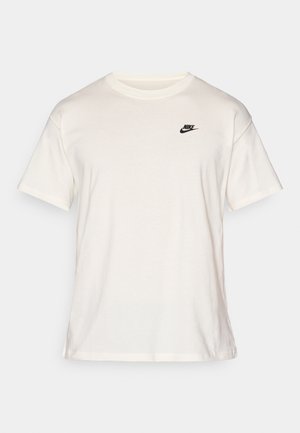 Tricou alb din bumbac, cu guler rotund. Are un mic logo Nike, de culoare neagră, pe partea stângă a pieptului. Mâneci scurte, tiv drept, textură netedă.