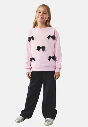 - Bluza