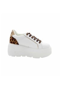Sneakers platform bianchi con suola in gomma testurizzata, design con lacci e dettagli in stampa leopardata sul tallone e sul pannello laterale.
