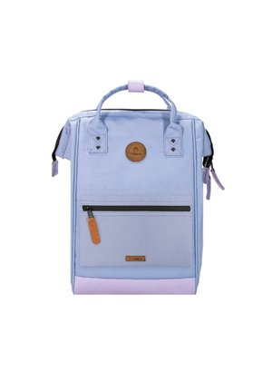 Hellvioletter rechteckiger Rucksack mit oberen Griffen, vordere Reißverschlusstasche mit Lederzug und braunen Markenpatches vorne.