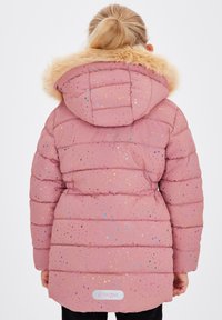 Rosa puffjacka med huva av konstfiber, med en quiltad design och flerfärgade prickar genom hela. Logotagna finns i botten.