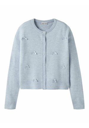 Cardigan tricoté bleu clair avec des boutons sur le devant et de petits nœuds décoratifs disposés sur les côtés avant.