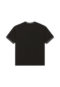 T-shirt noir à manches courtes, avec un col et des poignets en ribbed gris contrastant. Design simple et uni avec une coupe décontractée.
