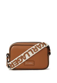 Borsa a tracolla in pelle marrone dalla forma rettangolare, rifiniture nere e una cinturina spessa beige con il logo "KARL LAGERFELD" in lettere in grassetto.