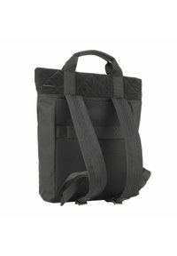 Mochila negra con parte superior acolchada, fabricada con material duradero, panel de malla y correas ajustables con acolchado. Cuenta con un mango resistente y un diseño minimalista.