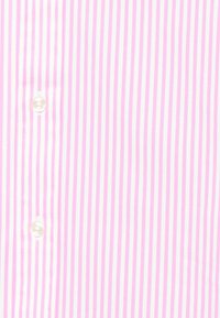 Skjorta med knappar framtill, med växlande rosa och vita vertikala ränder, med en mjuk och slät textur samt tre pärlknappar framtill.