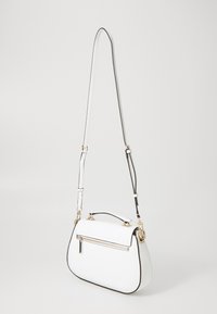 Borsa bianca con hardware dorato, silhouette strutturata, finitura testurizzata e tracolla removibile. Presenta una tasca con zip e dettagli neri.