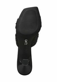 Semelle de chaussure à talon haut noire avec une prise en caoutchouc texturé et des embellissements. Fini verni lisse avec un bout rond et un talon élancé.