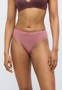 Ροζ εσώρουχο με δαντέλα περιμετρικά, με ομαλή υφή, διακοσμημένο με φιόγκο στο μπροστινό μέρος και μεσαία εφαρμογή.