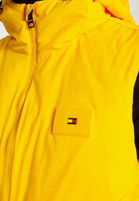 Tommy Hilfiger MEDIA HOODED VEST - Weste - solstice