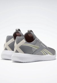 Paire de chaussures de sport Reebok grises et blanches avec semelles blanches, tissu en mesh et brides croisées à l'arrière, vues de dos.