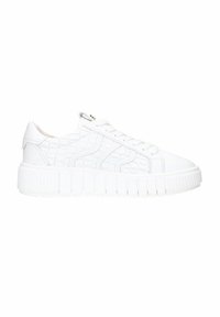 Witte sneaker met een gestructureerd, reliëf oppervlak en een dikke, geribbelde zool. Beschikt over platte veters en minimalistische designelementen.