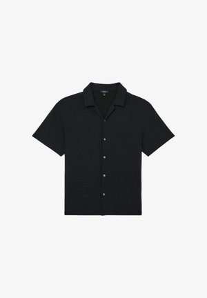 Schwarzes kurzärmliges Hemd mit Knopfleiste, spitzem Kragen und strukturierter Stoffoberfläche, flach auf einem weißen Hintergrund ausgebreitet.