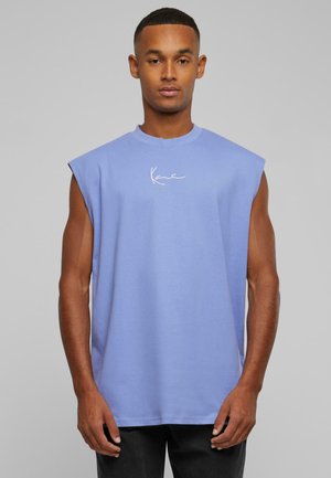 Lyseblå ærmeløs t-shirt lavet af bomuld, med et diskret hvidt skriftslogo på forsiden. Glat tekstur med en afslappet pasform.