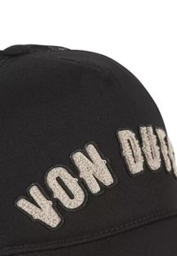 Casquette noire avec le texte brodé "VON DUTCH" en couleur crème et finition texturée. Forme arrondie avec une visière cousue.