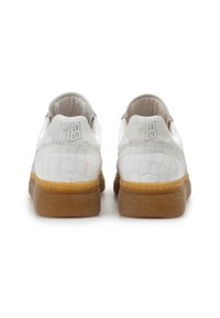 Scarpe slip-on in pelle bianca con stampa a coccodrillo, dotate di suola in gomma. Presentano un logo in rilievo discreto sul tallone e dettagli cuciti.