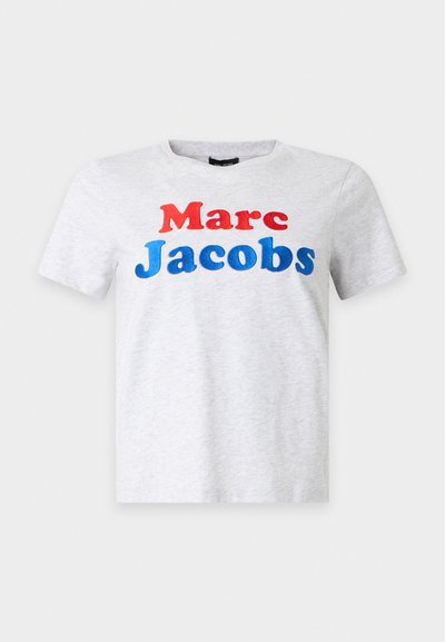 Ανοιχτό γκρι κοντομάνικο μπλουζάκι με "Marc" σε κόκκινα και "Jacobs" σε γαλάζια γράμματα μπροστά.