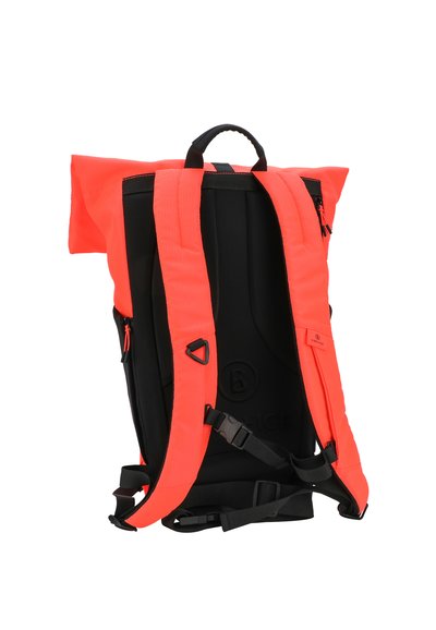 Rolltop-Rucksack mit leuchtend orangefarbener Stoff, schwarzen Riemen und seitlichem Reißverschlussfach. Verfügt über einen gepolsterten Rücken und verstellbare Träger.