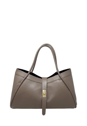 Borsa in pelle color talpa con doppi manici arrotondati, una fibbia frontale e una piccola chiusura a ghiera dorata, mostrata su sfondo bianco.