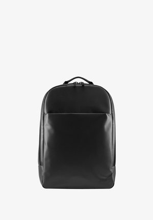 Mochila negra hecha de un material suave y duradero. Cuenta con una parte superior redondeada, cierre de cremallera y un bolsillo frontal. Diseño minimalista sin patrones.