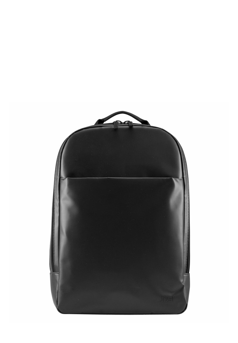 Schwarzer Rucksack aus glattem, strapazierfähigem Material. Verfügt über eine abgerundete Oberseite, einen Reißverschluss und eine Fronttasche. Minimalistisches Design ohne Muster.