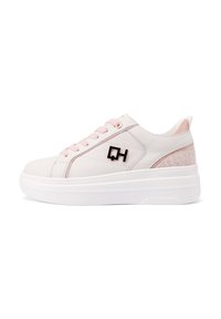 Sneaker in finta pelle bianca con dettagli rosa, design con lacci, particolare logo, punta rotonda e pannello posteriore testurizzato su una suola bianca spessa.