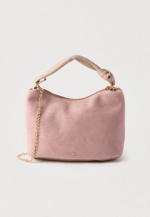Sac à main en daim rose doux avec une poignée nouée et une bandoulière chaîne dorée, avec un petit logo doré à l’avant, sur fond blanc uni.