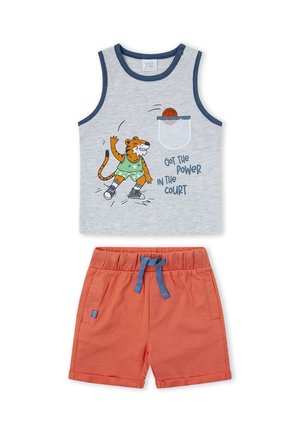 Camiseta sin mangas gris para niño pequeño con un tigre jugando al baloncesto y pantalones cortos naranjas con cordón.