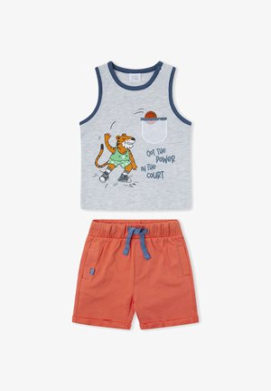Camiseta sin mangas gris para niño pequeño con un tigre jugando al baloncesto y pantalones cortos naranjas con cordón.