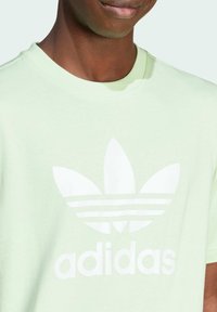 adidas Originals ADICOLOR TREFOIL - Triko s potiskem - semi green spark