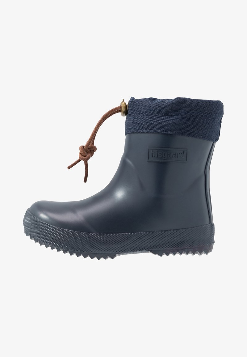 Botte de pluie en caoutchouc bleu marine avec semelle texturée, manchette en tissu et lien coulissant marron en haut, marquée "bisgaard" sur le côté.