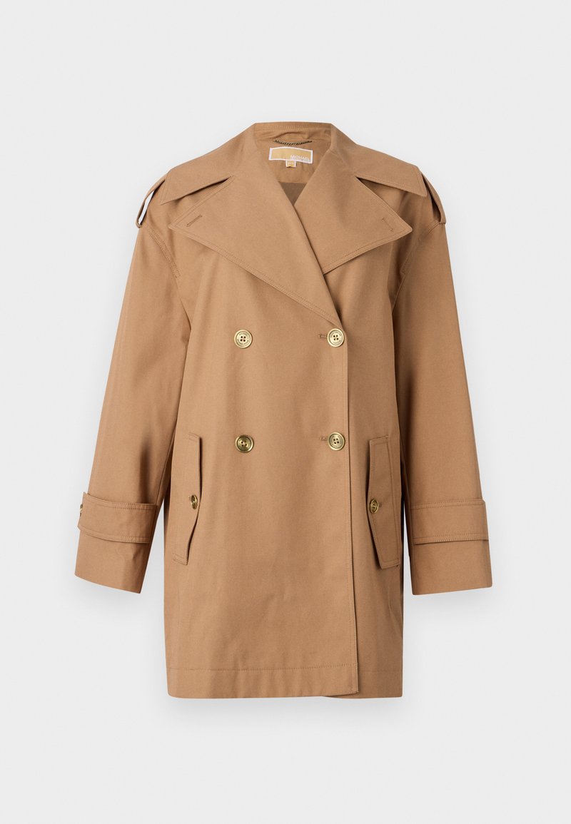 Brązowy dwurzędowy płaszcz trencherowy wykonany z bawełny. Zawiera duże złote guziki, szerokie klapy i dwie przednie kieszenie. Rękawy o średniej długości.