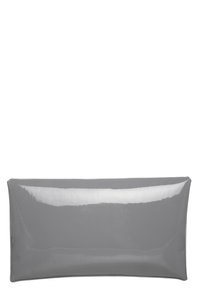 Grau patentiertes Leder-Clutch, rechteckige Form, glatte Textur, glänzende Oberfläche ohne sichtbare Beschläge oder Muster. Einfaches und elegantes Design.