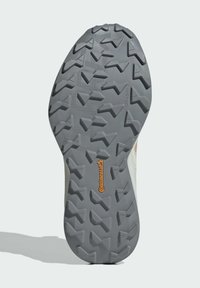 Grå gummisula med ett robust mönster för bra grepp, med en orange "Continental"-logotyp i mitten.