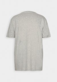 Grå, t-shirt med korte ærmer og rund halsudskæring, glat tekstur og en let løs pasform. Ingen synlige grafik eller mønstre.