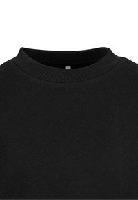 Sweatshirt in cotone nero con scollo a girocollo a coste e una texture morbida, che evidenzia la semplicità nel design e la versatilità.