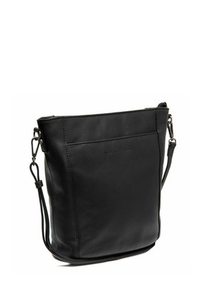 Zwarte leren schoudertas met een minimalistisch ontwerp, voorzien van een rits aan de bovenkant, een verstelbare schouderband en subtiele branding aan de voorkant.