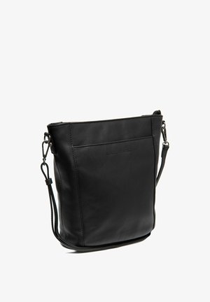 Zwarte leren schoudertas met een minimalistisch ontwerp, voorzien van een rits aan de bovenkant, een verstelbare schouderband en subtiele branding aan de voorkant.