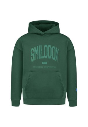 Mørkegrøn hættetrøje med forlomme og "SMILODOX Essential Sportswear" trykt i fede bogstaver på brystet.