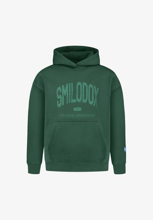 Mørkegrøn hættetrøje med forlomme og "SMILODOX Essential Sportswear" trykt i fede bogstaver på brystet.