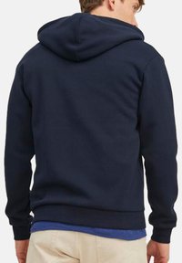 Navyblauwe hoodie met een kangoeroezak en kap met trekkoord; gemaakt van een zachte katoenmix; voorzien van ribgebreide manchetten en zoom.