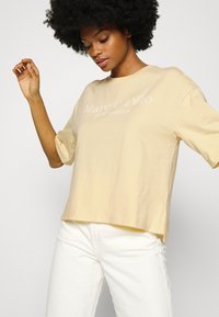 Marc O'Polo ROUND NECK - T-shirt estampada - milky vanilla