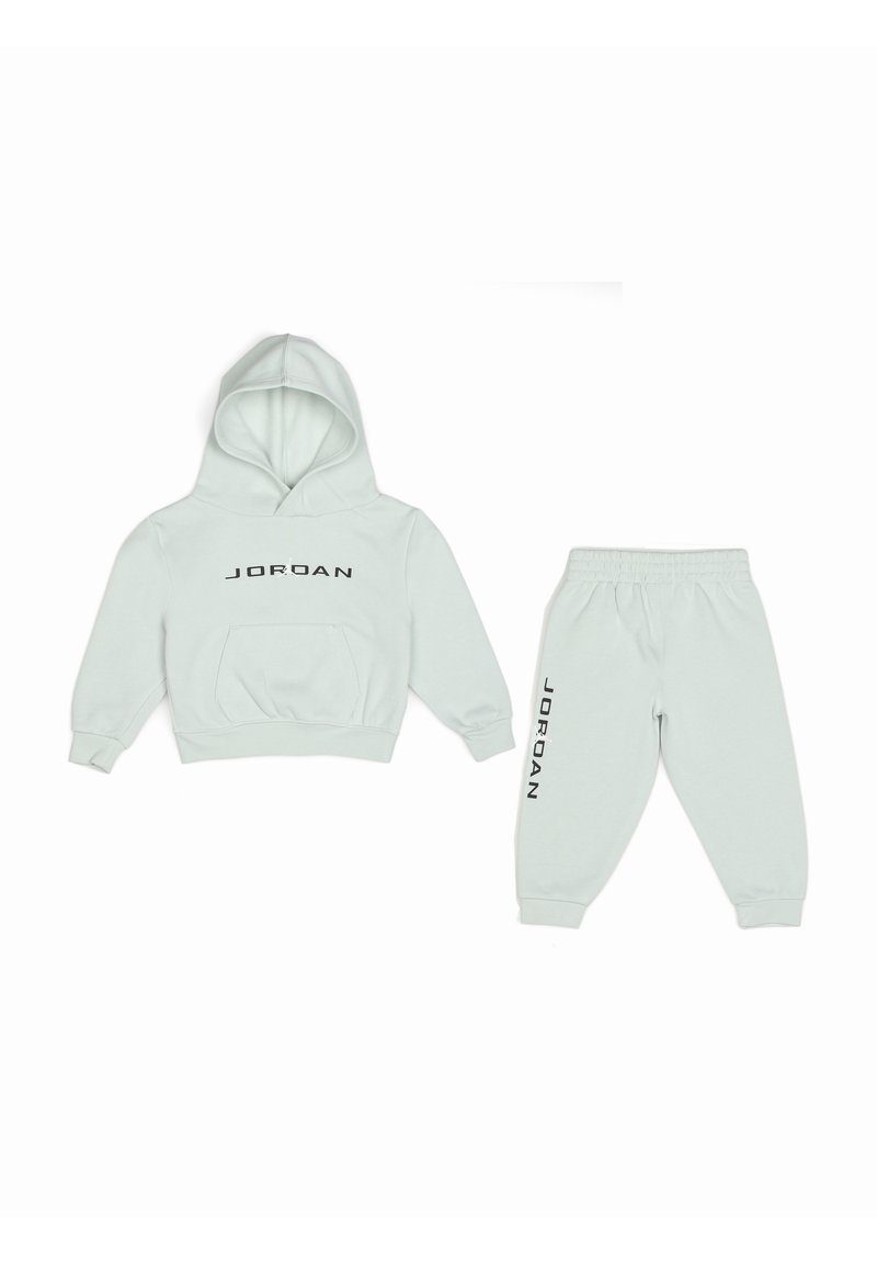 Sweat à capuche court vert clair avec logo "JORDAN" noir et jogging assorti, doté d'une taille élastique et de chevilles resserrées.