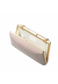 Glanzende roségouden clutch met een gestructureerde gradient, goudkleurige hardware en een patroon in de binnenvoering; opent via een veilige sluiting.