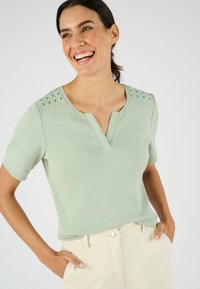 Damart COL TUNISIEN - T-shirt print - vert jade