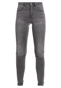 Vaqueros ajustados en denim gris oscuro, con cinco bolsillos, un leve desgastado y cierre de botón en la cintura. Textura suave y ajuste estilizado.