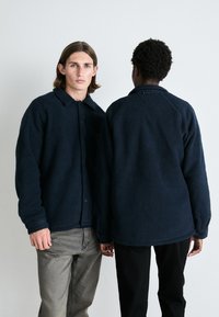 Tommy Jeans BADGE UNISEX - Flisinė striukė - dark night navy