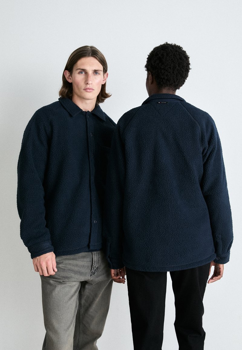 Tommy Jeans BADGE UNISEX - Flisinė striukė - dark night navy